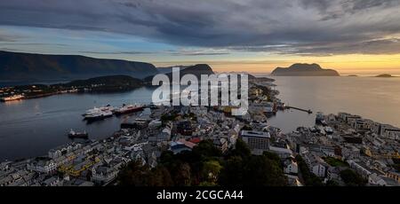 Sommernacht Sonnenuntergang Panoramablick auf die Stadt Ålesund auf der Norwegische Westküste Stockfoto