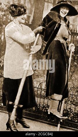 1922 - Vaudeville Schauspielerin Peggy O'Neil probiert die damals neue Begeisterung von Pogo Sticks aus - Rothaarige Peggy O'Neil (geborene Margaret O'Neil, (1898 -1960) wurde vermutlich in Gneeveguilla / Gneevgullia, Grafschaft Kerry geboren, aber vielleicht in den USA geboren? . Die Familie musste nach Kanada und dann nach Rochester, New York, USA. 1921 wurde ein bekannter Walzer 'Peggy O'Neil' mit Worten über ihre 'Peggy O'Neil ist ein Mädchen, das jedes Herz stehlen könnte, überall ...') George B. Hansburg einem russischen Migrant wird die Einführung des Pogosticks nach Amerika zugeschrieben Stockfoto