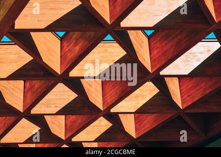 Dachkonstruktion. Holzdach Rahmen Haus Konstruktion. Abstrakter Strukturhintergrund. Holzstruktur Muster. Stockfoto