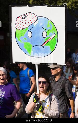 Menschen, die am Volksklimarsch teilnehmen. Der marsch gegen den Klimawandel in London ist einer von vielen Märschen, die auf der ganzen Welt stattfinden; im Vorfeld eines UN-Klimagipfels am Dienstag, dem 23. September 2014, am Hauptsitz der Vereinten Nationen in New York. Victoria Embankment, London, Großbritannien. September 2014, 21 Stockfoto