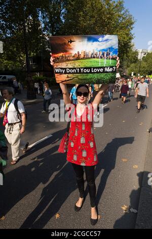 Menschen, die am Volksklimarsch teilnehmen. Der marsch gegen den Klimawandel in London ist einer von vielen Märschen, die auf der ganzen Welt stattfinden; im Vorfeld eines UN-Klimagipfels am Dienstag, dem 23. September 2014, am Hauptsitz der Vereinten Nationen in New York. Victoria Embankment, London, Großbritannien. September 2014, 21 Stockfoto