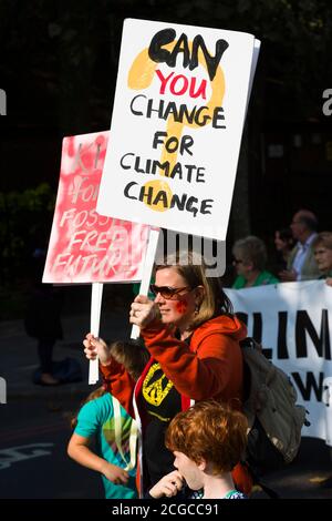 Menschen, die am Volksklimarsch teilnehmen. Der marsch gegen den Klimawandel in London ist einer von vielen Märschen, die auf der ganzen Welt stattfinden; im Vorfeld eines UN-Klimagipfels am Dienstag, dem 23. September 2014, am Hauptsitz der Vereinten Nationen in New York. Victoria Embankment, London, Großbritannien. September 2014, 21 Stockfoto