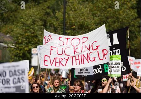 Menschen, die am Volksklimarsch teilnehmen. Der marsch gegen den Klimawandel in London ist einer von vielen Märschen, die auf der ganzen Welt stattfinden; im Vorfeld eines UN-Klimagipfels am Dienstag, dem 23. September 2014, am Hauptsitz der Vereinten Nationen in New York. Victoria Embankment, London, Großbritannien. September 2014, 21 Stockfoto