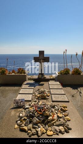 Das Grab des berühmten Bergsteigers Walter Bonatti (1930-2011) auf dem Friedhof mit Blick auf das Meer, Porto Venere, La Spezia, Ligurien, Italien Stockfoto