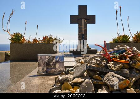 Das Grab des berühmten Bergsteigers Walter Bonatti (1930-2011) auf dem Friedhof mit Blick auf das Meer, Porto Venere, La Spezia, Ligurien, Italien Stockfoto