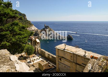 Meeresblick vom alten Friedhof mit der Kirche St. Peter auf einem Felsvorsprung mit Blick auf das Meer, Porto Venere, La Spezia, Ligurien, Italien Stockfoto