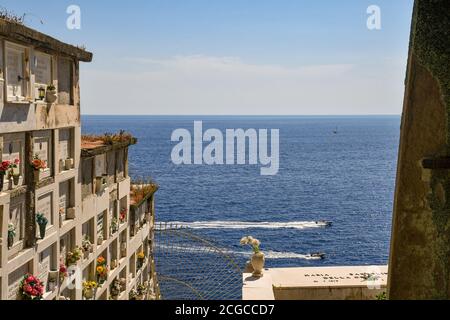 Nischen auf dem Friedhof mit Blick auf das Meer mit vorbeifahrenden Booten im Sommer, Porto Venere, La Spezia, Ligurien, Italien Stockfoto