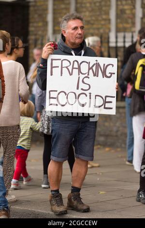 Menschen, die am Volksklimarsch teilnehmen. Der marsch gegen den Klimawandel in London ist einer von vielen Märschen, die auf der ganzen Welt stattfinden; im Vorfeld eines UN-Klimagipfels am Dienstag, dem 23. September 2014, am Hauptsitz der Vereinten Nationen in New York. Victoria Embankment, London, Großbritannien. September 2014, 21 Stockfoto