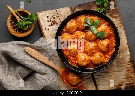 Fleischbällchen in einer Pfanne in süß-saurer Tomatensauce Stockfoto