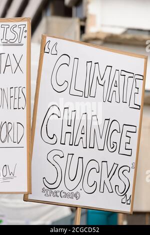 Menschen, die am Volksklimarsch teilnehmen. Der marsch gegen den Klimawandel in London ist einer von vielen Märschen, die auf der ganzen Welt stattfinden; im Vorfeld eines UN-Klimagipfels am Dienstag, dem 23. September 2014, am Hauptsitz der Vereinten Nationen in New York. Victoria Embankment, London, Großbritannien. September 2014, 21 Stockfoto