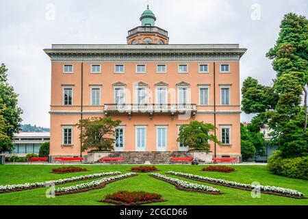 Historische orange Villa Ciani Vorderansicht im Parco Civico öffentlich Garten in Lugano Tessin Schweiz Stockfoto
