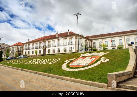 Castelo Branco, Portugal - 11. Juni 2020: Rasen auf dem Stadtplatz mit den Worten Castelo Branco und dem Wappen der Stadt Castelo Branco. Stockfoto