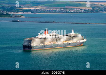 Portland, Dorset, Großbritannien. September 2020. Das leere Cunard Kreuzfahrtschiff Queen Victoria vor Anker im Hafen von Portland in Dorset während der Kreuzfahrt-Abschaltung wegen Covid-19. Bild: Graham Hunt/Alamy Live News Stockfoto
