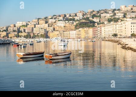 Paar kleine Holzboot in mergellina, schöner Sonnenaufgang, Neapel, Italien Stockfoto