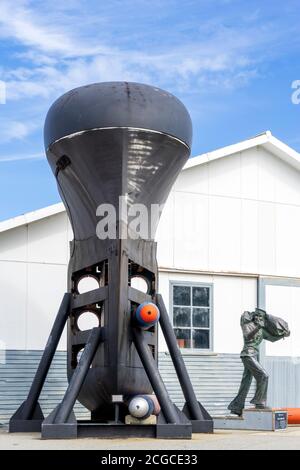 Fremantle, Western Australia - August, 2020: HMAS OXLEY Submarine Bogenabschnitt und Bronzeskulptur des Australian Sailor Monument auf blau und bewölkt sk Stockfoto