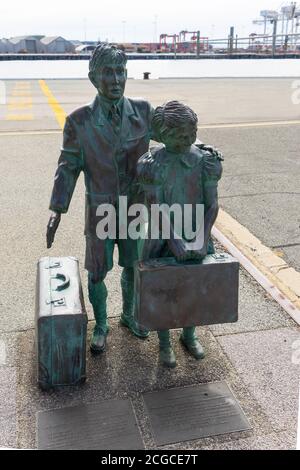 Fremantle, Westaustralien - August 2020: Bronze Kindermigrantendenkmal im Hafen von Femantle. Junge und Mädchen bleiben mit Koffern Bronze Skulptur. Stockfoto