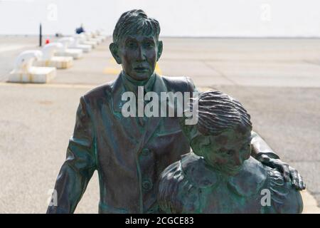 Fremantle, Westaustralien - August 2020: Bronze Kindermigrantendenkmal im Hafen von Femantle. Nahaufnahme der Bronzeskulptur für Jungen und Mädchen. Diese m Stockfoto