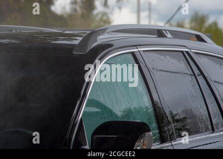 Black Car bei der Selbstbedienungswaschung. Stockfoto