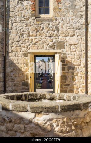 Fremantle, Western Australia - August, 2020: Blick auf eine belebte sonnige Straße durch die Tore des historischen Roundhouse-Gebäudes in Fremantle Stockfoto