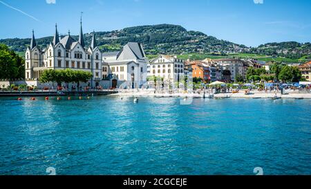 Vevey Schweiz, 4. Juli 2020 : Vevey Stadtbild mit Aile Schloss aus dem Genfer See im Sommer in Vevey Waadt Schweiz Stockfoto