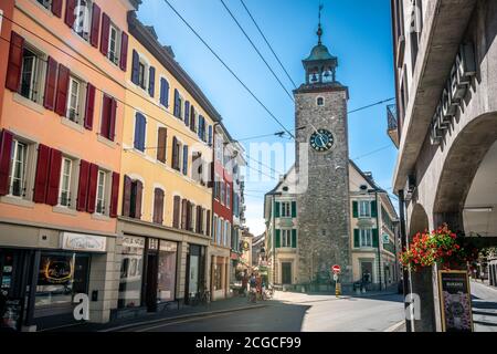 Vevey Schweiz , 4. Juli 2020 : Vevey Blick auf die Straße mit alten bunten Gebäuden und Uhrturm in der Altstadt von Vevey Waadt Schweiz Stockfoto