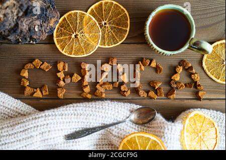 Chaga-Tee-Pilz aus Birke Verwendung für die Heilung von Tee oder Kaffee in der Volksmedizin. Das Wort chaga, aus Stücken des Chaga-Pilz gelegt Stockfoto