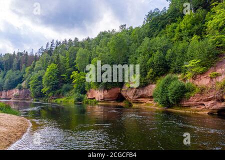 Landschaft mit Sandsteinfelsen am Gauja-Ufer, schnell fließendem und klarem Flusswasser, Kuku-Klippen, Gauja-Nationalpark, Lettland Stockfoto