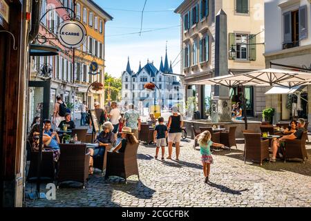 Vevey Schweiz, 4. Juli 2020 : Panoramasicht auf Vevey Altstadt mit Menschen auf Café-Terrasse und Aile Schloss im Hintergrund am sonnigen Sommertag in Vevey Stockfoto