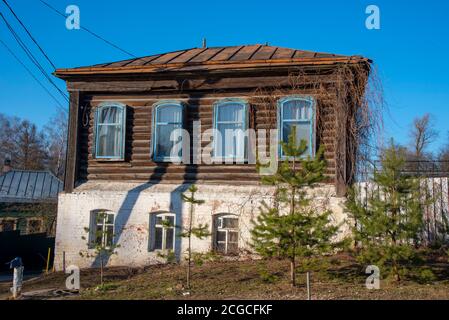 Altes zweistöckiges Haus gegen den strahlend blauen Himmel. Stockfoto