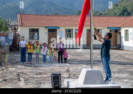 (200910) -- LINGCHUAN, 10. September 2020 (Xinhua) -- Alle Lehrer und Schüler der Mawuzhai-Internat-Grundschule nehmen an der Fahnenaufzeichnungszeremonie in der Gemeinde Gujiao im Landkreis Lingchuan, Stadt Jincheng, Provinz Shanxi im Norden Chinas, 9. September 2020 Teil. In den Tiefen des Taihang-Gebirges, mehr als 1,300 Meter über dem Meeresspiegel gelegen, ist die Mawuzhai Internat-Grundschule mit ihren ganzen sechs Schülern die einzige Schule im Umkreis von Dutzenden von Kilometern. Chen Yanzi kam im Alter von 25 Jahren im September 2019 hierher und wurde Lehrer. Chen Yanzi kam aus der Innenstadt von Jincheng und es dauerte Mo Stockfoto