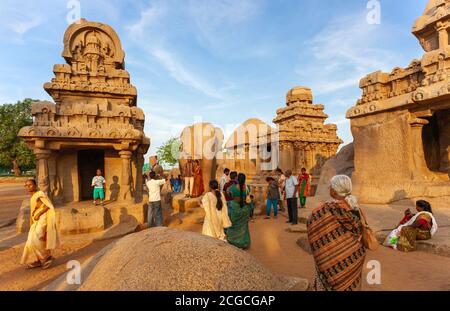 Touristen an hinduistischen religiösen Rock-Cut-Tempel Denkmäler und Komplex an hellen sonnigen Abend in Mamallapuram, Tamil Nadu, Indien. Stockfoto