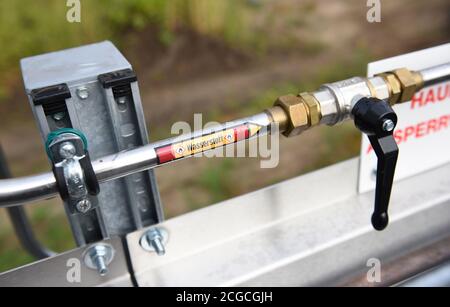 Hamburg, Deutschland. September 2020. "Wasserstoff" befindet sich im Stadtteil Bergedorf an einer Station, an der Wasserstoff in das Erdgasheizungssystem eines Wohnkomplexes auf einer Pipeline gemischt wird. Quelle: Daniel Bockwoldt/dpa/Alamy Live News Stockfoto