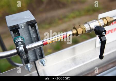 Hamburg, Deutschland. September 2020. "Wasserstoff" befindet sich im Stadtteil Bergedorf an einer Station, an der Wasserstoff in das Erdgasheizungssystem eines Wohnkomplexes auf einer Pipeline gemischt wird. Quelle: Daniel Bockwoldt/dpa/Alamy Live News Stockfoto