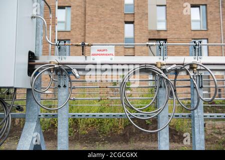 Hamburg, Deutschland. September 2020. Im Stadtteil Bergedorf werden an einer Station zum Mischen von Wasserstoff in die Erdgasheizung einer Wohnanlage Verbindungen für Container mit Wasserstoff (H2) aufgehängt. Quelle: Daniel Bockwoldt/dpa/Alamy Live News Stockfoto