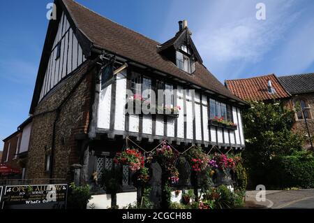 Der Grüne Drache, Wymondham, Norfolk, stammt aus dem vierzehnten Jahrhundert. Stockfoto