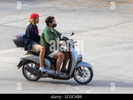 SAMUT PRAKAN, THAILAND, JULI 01 2020, zwei Frauen fahren auf dem Motorrad auf der Straße. Stockfoto