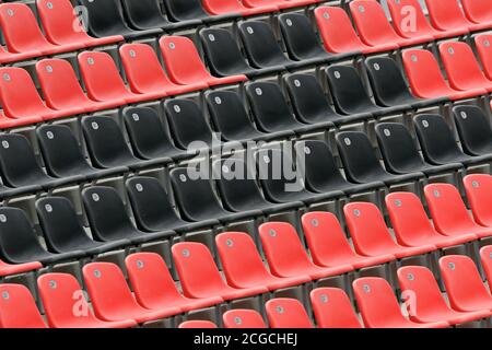 Rot-schwarze Sitze im BayArena Stadion Leverkusen. Stockfoto