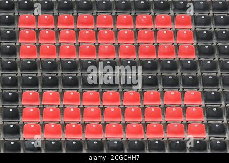 Rot-schwarze Sitze im BayArena Stadion Leverkusen. Stockfoto