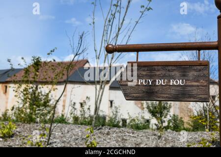 Puy Du Fou, Frankreich. 23. Juli 2020. Schild nach Puy Du Fou in Frankreich. Stockfoto