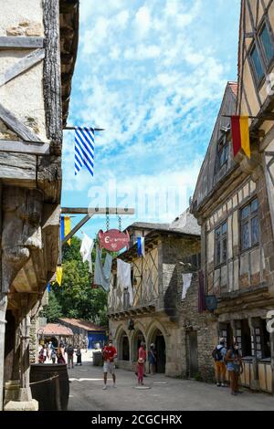 Puy Du Fou, Frankreich. 23. Juli 2020. Historische Gebäude in Puy Du Fou. Stockfoto