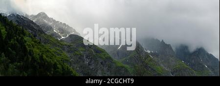 Französische Landschaft - Les Ecrins. Panoramablick über die Gipfel von Les Ecrins in der Nähe von Grenoble. Stockfoto