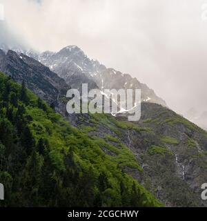 Französische Landschaft - Les Ecrins. Panoramablick über die Gipfel von Les Ecrins in der Nähe von Grenoble. Stockfoto