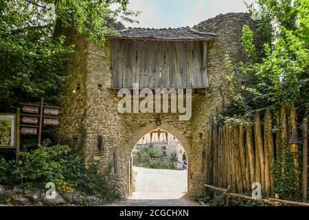 Puy Du Fou, Frankreich. 23. Juli 2020. Mittelalterliche Gebäude und Handwerk in Puy Du Fou. Stockfoto