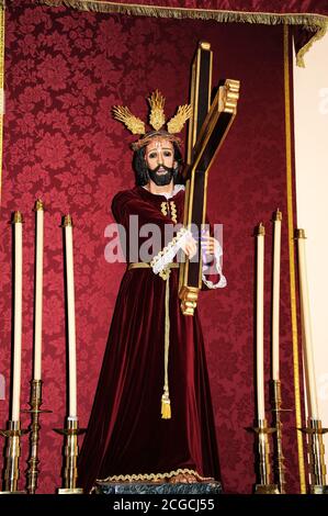 Statue in der Kirche (Iglesia de Santa Rosa de Lima), weiß getünchten Dorf (Pueblo Blanco), Igualeja, Spanien. Stockfoto