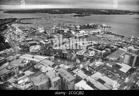 AUCKLAND, NEUSEELAND - 26. AUGUST 2018: Luftaufnahme der Stadt bei Sonnenuntergang. Stockfoto