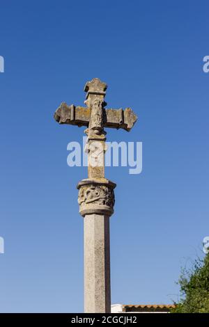 Steinkreuz im Baix Ampurdá Dorf Castell D'Aro, an der Costa Brava, Katalonien, Spanien; das Kreuz befindet sich am Eingang des Dorfes Stockfoto