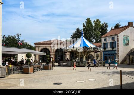 Puy Du Fou, Frankreich. 23. Juli 2020. Fahrt mit dem Karussell im Vintage-Stil. Stockfoto