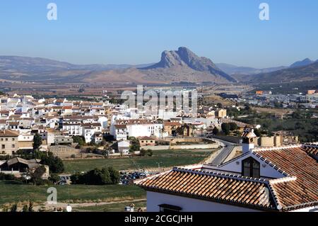 Lovers Mountain (Pena de los Enamorados) mit Blick über die Stadt, Antequera, Andalusien, Spanien. Stockfoto