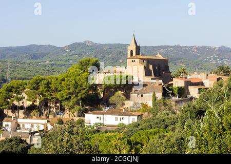 Castell d'Aro Dorf an der Mittelmeerküste in der Region Empordà, in der Provinz Girona, Katalonien, Spanien. Kleine Stadt mit ihren Straßen voll Stockfoto