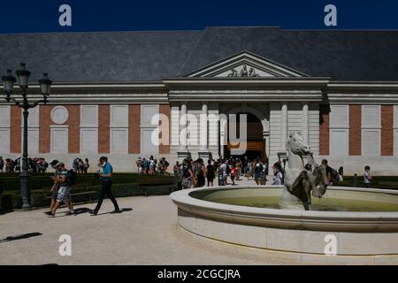 Puy Du Fou, Frankreich. 23. Juli 2020. Massen an der Außenseite der Le Dernier Panache Show. Stockfoto